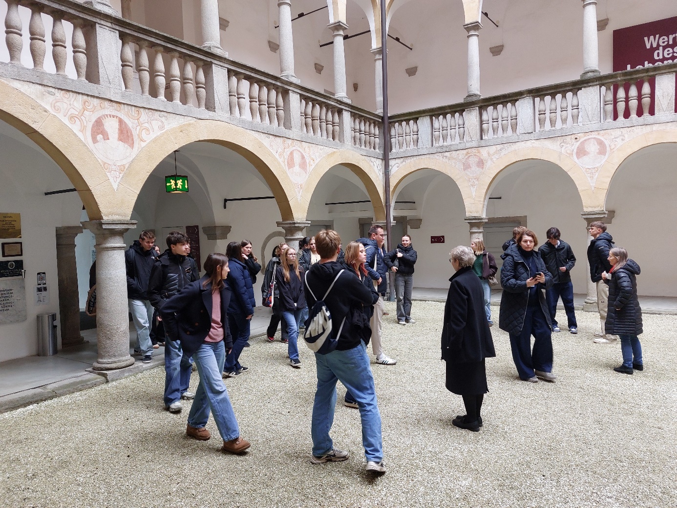 Die Schülerinnen und Schüler bei der Führung im Schloss Hartheim
