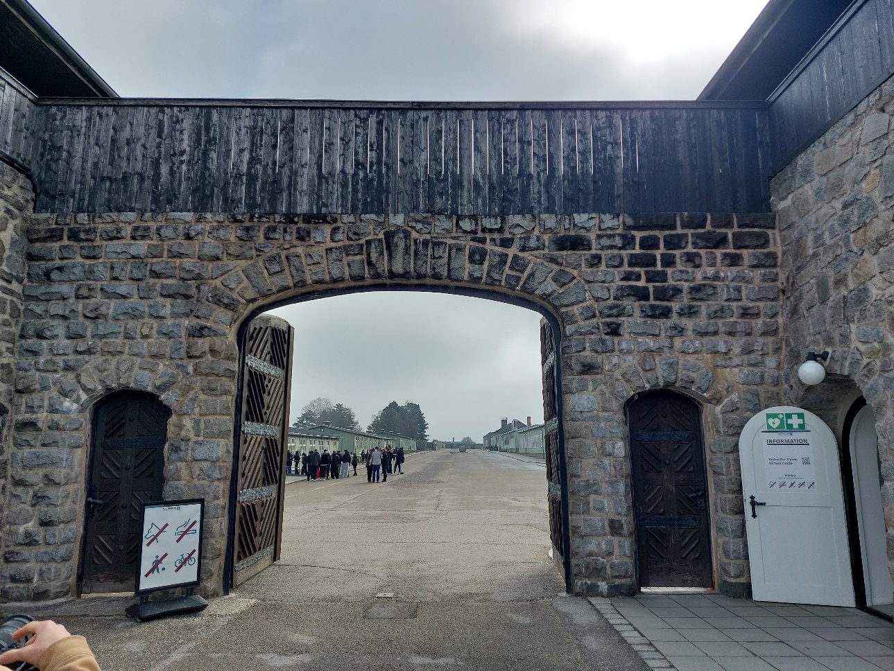 Eingangstor mit Hauptplatz des KZ Mauthausen, Schülergruppe der WKS Weilburg im Hintergrund